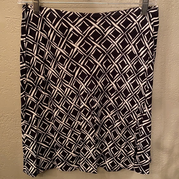 Kathie Lee A line abstract rayon skirt - Picture 2 of 3